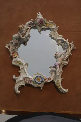 Porcelain Mirror with Putti — image 5