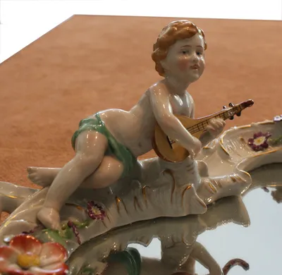 Porcelain Mirror with Putti — image 2